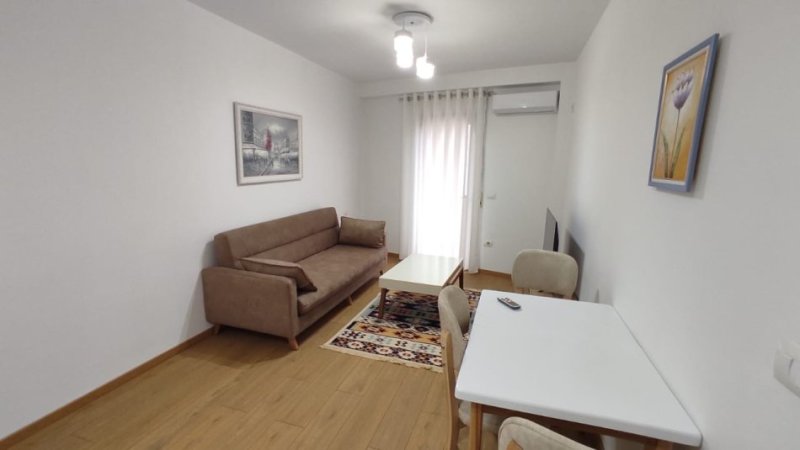 Tirane, jepet me qera apartament 1+1+Ballkon Kati 3, 70 m² 600 € (mine peza)