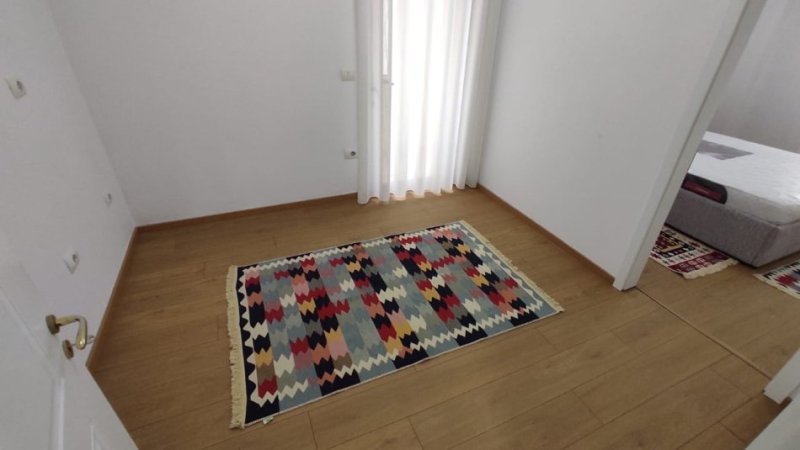 Tirane, jepet me qera apartament 1+1+Ballkon Kati 3, 70 m² 600 € (mine peza)