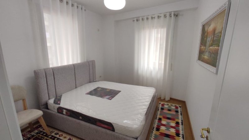 Tirane, jepet me qera apartament 1+1+Ballkon Kati 3, 70 m² 600 € (mine peza)