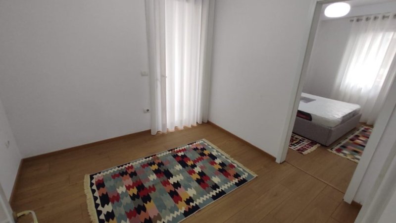 Tirane, jepet me qera apartament 1+1+Ballkon Kati 3, 70 m² 600 € (mine peza)