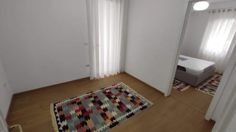 Tirane, jepet me qera apartament 1+1+Ballkon Kati 3, 70 m² 600 € (mine peza)