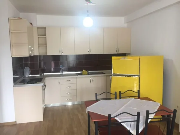 Tirane, jepet me qera apartament 2+1 , 82 m² 500 € (qytet studenti)