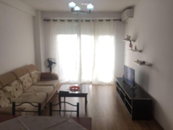 Tirane, jepet me qera apartament 2+1 , 82 m² 500 € (qytet studenti)