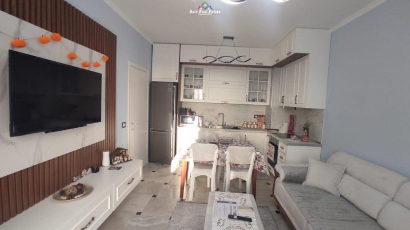 Tirane, jepet me qera apartament 1+1 , 70 m² 500 € (porcelan)
