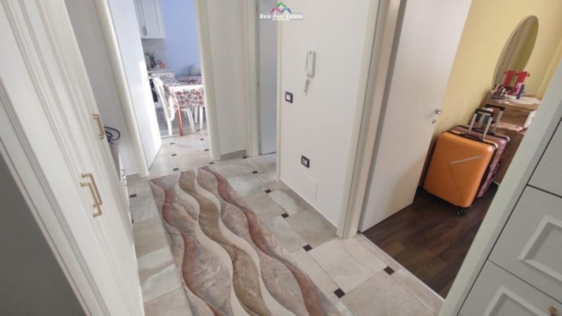 Tirane, jepet me qera apartament 1+1 , 70 m² 500 € (porcelan)