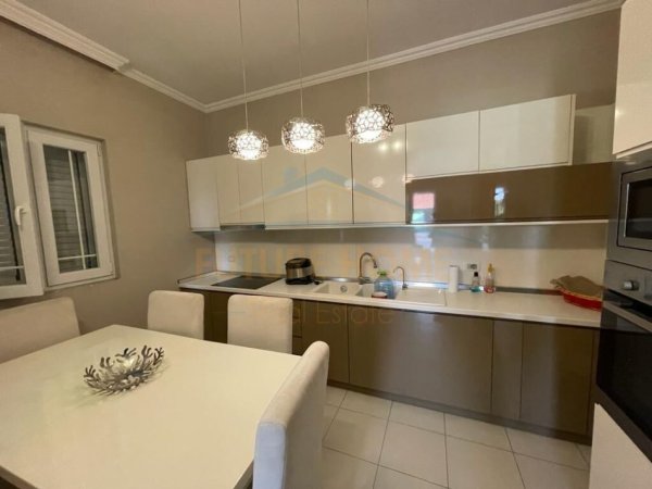 Tirane, jap me qera apartament 2+1 Kati 2, 120 m² 500 € (SELITE)