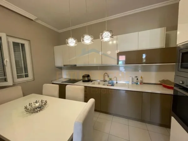 Tirane, jap me qera apartament 2+1 Kati 2, 120 m² 500 € (SELITE)