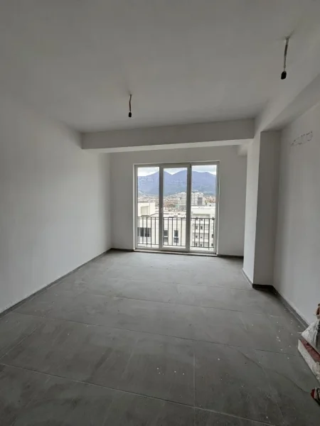 Tirane, jepet me qera apartament 2+1+Ballkon Kati 6, 84 m² 400 € (Ne fund te rruges 5 maj , pallatet e bashkise)