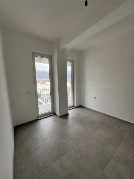 Tirane, jepet me qera apartament 2+1+Ballkon Kati 6, 84 m² 400 € (Ne fund te rruges 5 maj , pallatet e bashkise)