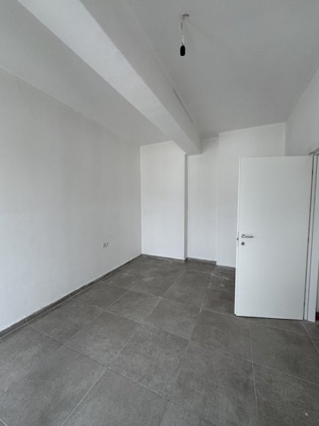 Tirane, jepet me qera apartament 2+1+Ballkon Kati 6, 84 m² 400 € (Ne fund te rruges 5 maj , pallatet e bashkise)