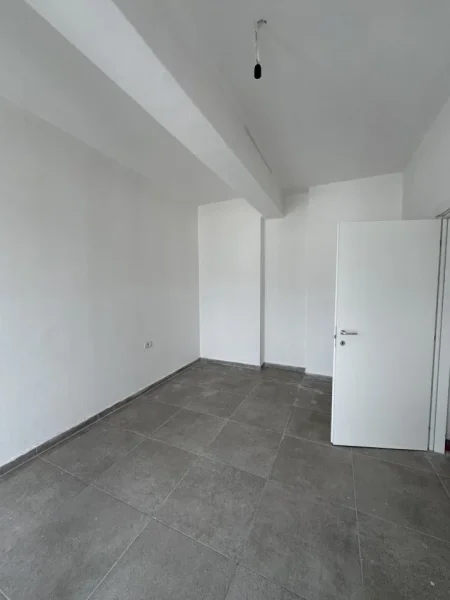 Tirane, jepet me qera apartament 2+1+Ballkon Kati 6, 84 m² 400 € (Ne fund te rruges 5 maj , pallatet e bashkise)
