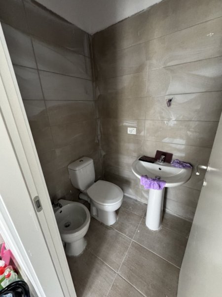 Tirane, jepet me qera apartament 2+1+Ballkon Kati 6, 84 m² 400 € (Ne fund te rruges 5 maj , pallatet e bashkise)
