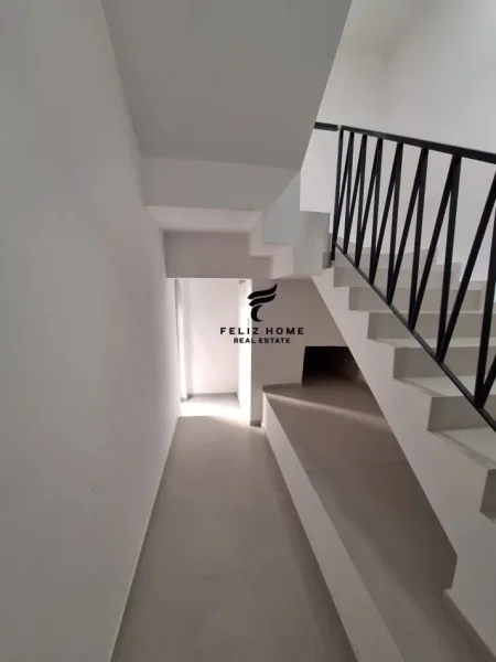 Tirane, jepet me qera zyre Kati 1, 170 m² 2.200 € (RRUGA E KAVAJES)