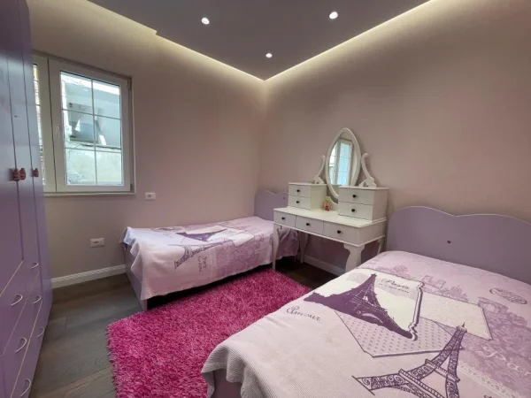Tirane, jepet me qera apartament 2+1+Ballkon Kati 2, 85 m² 1.000 € (Rruga e Durresit)