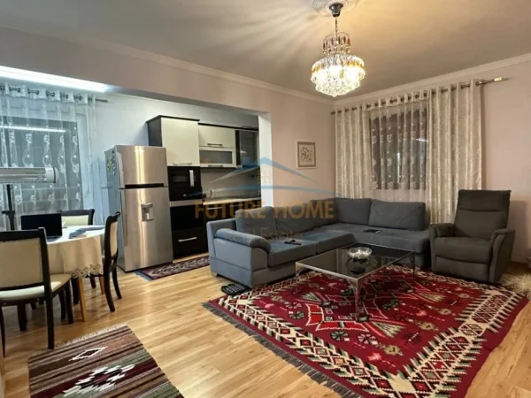 Tirane, jepet me qera apartament 2+1+Ballkon , 89 m² 700 € (Komuna e Parisit)