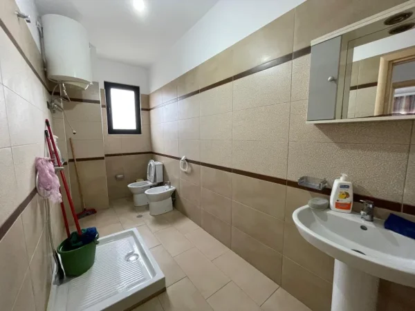 Tirane, jepet me qera apartament 2+1+Ballkon Kati 7, 125 m² 450 € (astir)