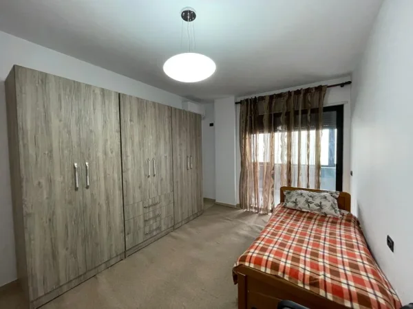 Tirane, jepet me qera apartament 2+1+Ballkon Kati 7, 125 m² 450 € (astir)
