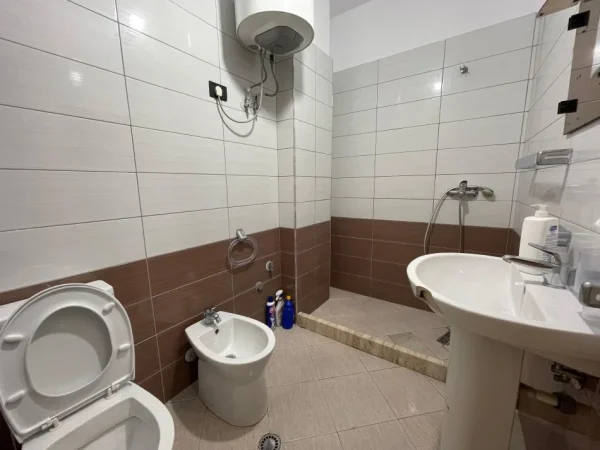Tirane, jepet me qera apartament 2+1+Ballkon Kati 7, 125 m² 450 € (astir)