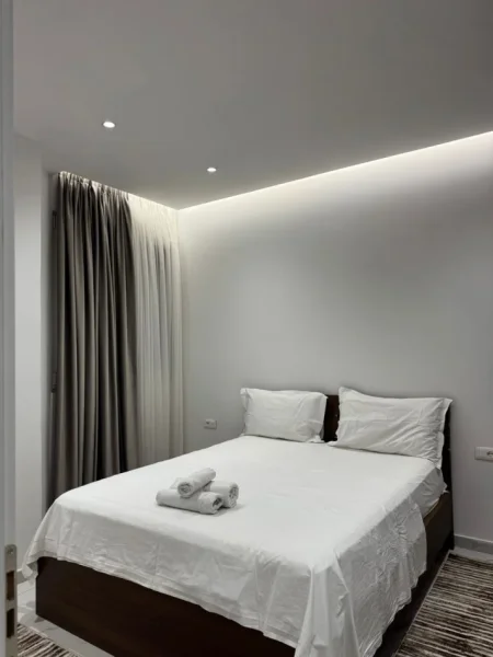 Tirane, jepet me qera apartament 1+1 Kati 1, 65 m² 450 € (Rruga 5 Maji)