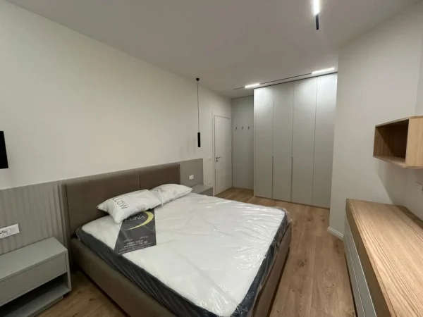 Tirane, jepet me qera apartament 1+1+Ballkon Kati 4, 78 m² 700 € (KRISTAL CENTER)