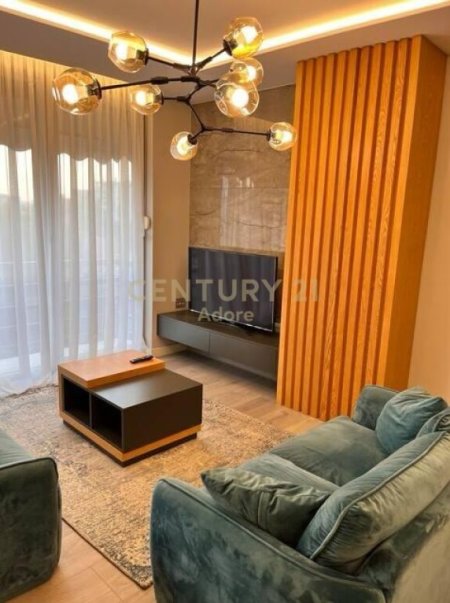 Tirane, jepet me qera apartament 2+1 Kati 3, 86 m² 1.500 € (Sheshi Wilson)