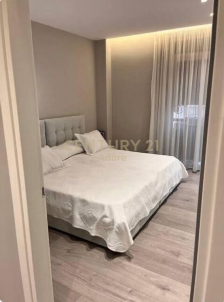 Tirane, jepet me qera apartament 2+1 Kati 3, 86 m² 1.500 € (Sheshi Wilson)