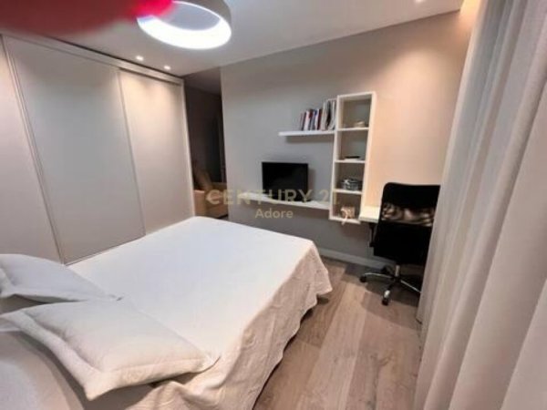 Tirane, jepet me qera apartament 2+1 Kati 3, 86 m² 1.500 € (Sheshi Wilson)
