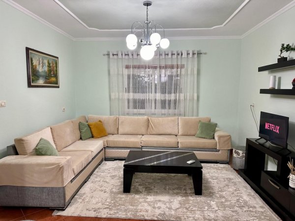 Tirane, jepet me qera apartament 2+1+Aneks+Ballkon Kati 1, 141 m² 400 € (kinostudio)