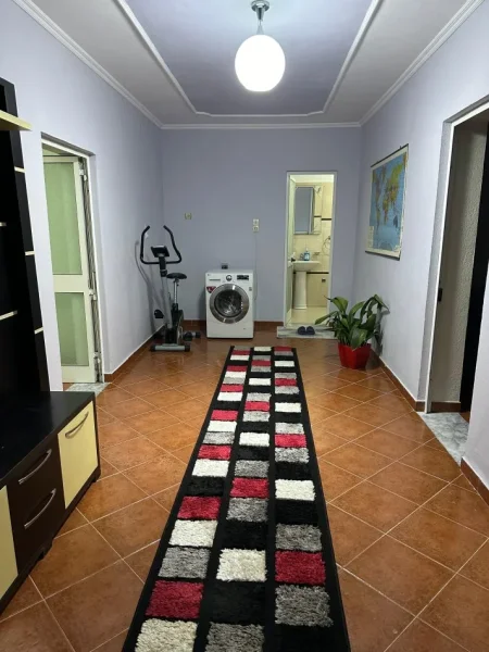Tirane, jepet me qera apartament 2+1+Aneks+Ballkon Kati 1, 141 m² 400 € (kinostudio)