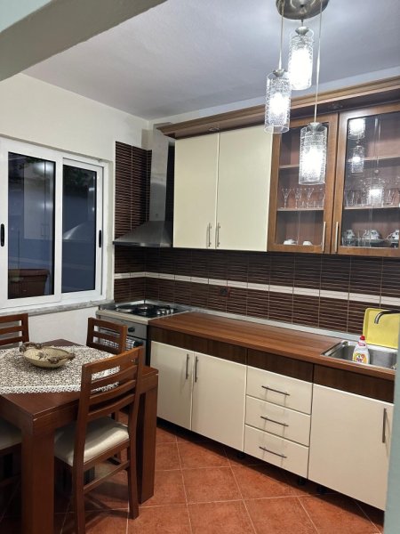 Tirane, jepet me qera apartament 2+1 Kati 1, 140 m² 400 € (Rruga Dashamir Fagu)