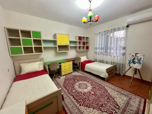 Tirane, jepet me qera apartament 2+1 Kati 1, 140 m² 400 € (Rruga Dashamir Fagu)