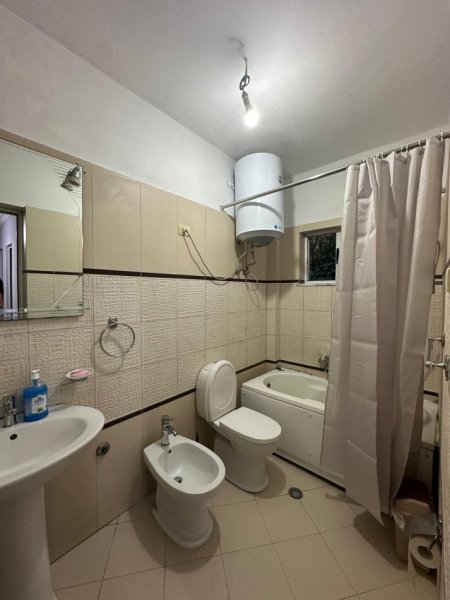 Tirane, jepet me qera apartament 2+1 Kati 1, 140 m² 400 € (Rruga Dashamir Fagu)