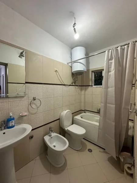 Tirane, jepet me qera apartament 2+1 Kati 1, 140 m² 400 € (Rruga Dashamir Fagu)