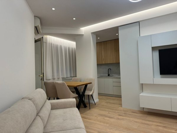 Tirane, jepet me qera apartament 1+1+Ballkon Kati 4, 78 m² 700 € (Komuna e Parisit)
