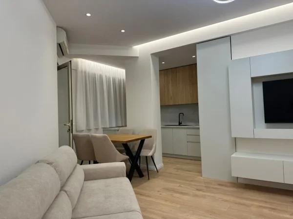 Tirane, jepet me qera apartament 1+1+Ballkon Kati 4, 78 m² 700 € (Komuna e Parisit)