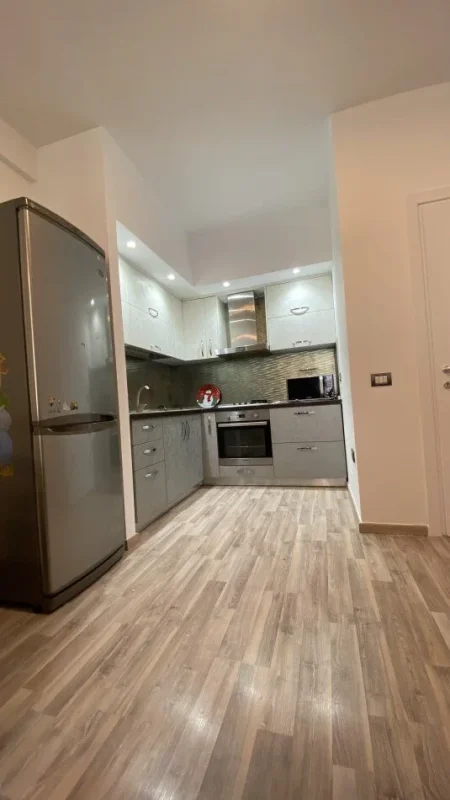 Tirane, jepet me qera apartament 2+1+Ballkon Kati 7, 104 m² 500 € (YZBERISHT)