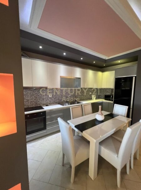 Tirane, jepet me qera apartament 2+1+Ballkon Kati 2, 112 m² 450 € (Ish Uzina e Traktorit, Shkozë)