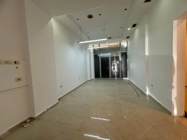 Tirane, jepet me qera ambjent biznesi Kati 0, 85 m² 1.000 € (PALLATI ME SHIGJETA)
