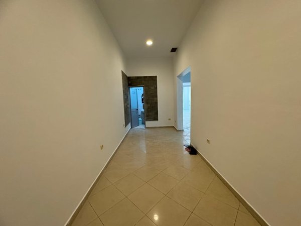Tirane, jepet me qera ambjent biznesi Kati 0, 85 m² 1.000 € (PALLATI ME SHIGJETA)