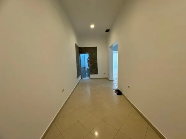 Tirane, jepet me qera ambjent biznesi Kati 0, 85 m² 1.000 € (PALLATI ME SHIGJETA)