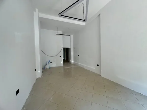 Tirane, jepet me qera ambjent biznesi Kati 0, 85 m² 1.000 € (PALLATI ME SHIGJETA)