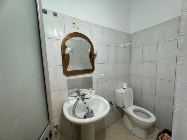 Tirane, jepet me qera ambjent biznesi Kati 0, 85 m² 1.000 € (PALLATI ME SHIGJETA)
