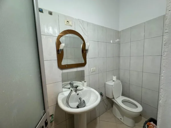 Tirane, jepet me qera ambjent biznesi Kati 0, 85 m² 1.000 € (PALLATI ME SHIGJETA)