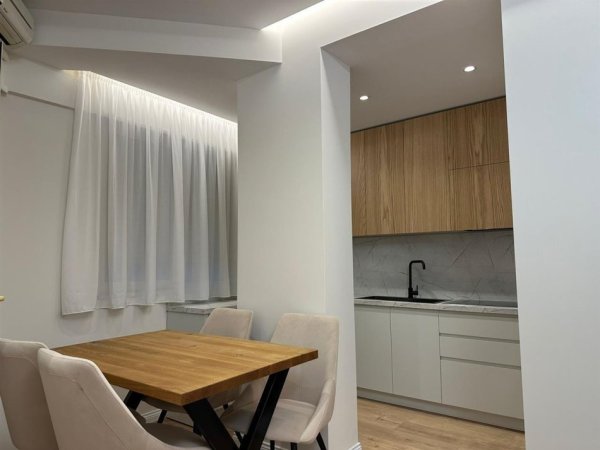 Tirane, jepet me qera apartament 1+1 Kati 5, 75 m² 700 € (Komuna e Parisit)