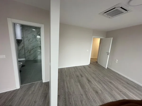 Tirane, jepet me qera zyre Kati 3, 121 m² 1.200 € (Rruga e Kosovareve)