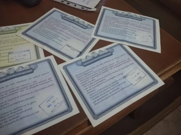 Tirane, blej bono privatizimi 3.000 €