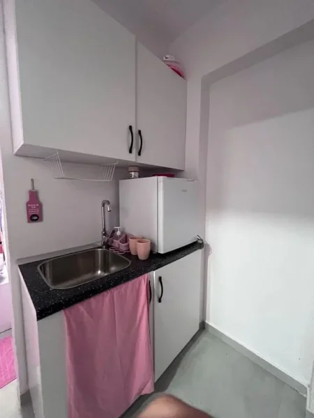 Tirane, jepet me qera apartament 1+1 Kati 1, 40 m² 400 € (Rruga e Durresit)