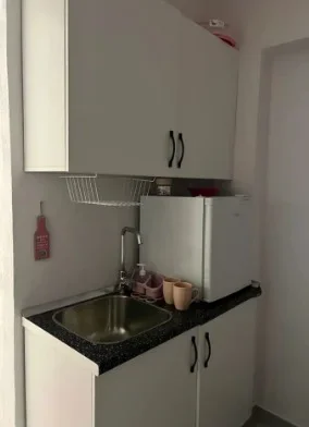 Tirane, jepet me qera apartament 1+1 Kati 1, 40 m² 400 € (Rruga e Durresit)