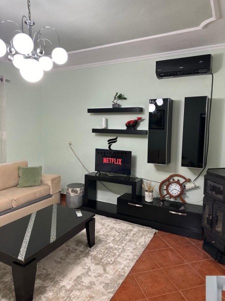 Tirane, jepet me qera apartament 2+1 Kati 1, 140 m² 400 € (PORCELANI)