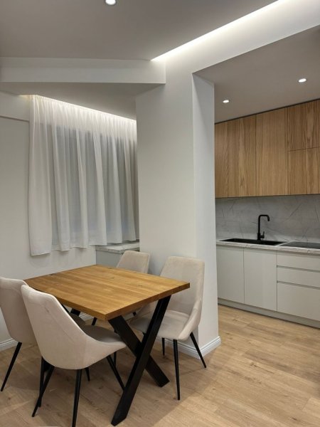 Tirane, jepet me qera apartament 1+1+Ballkon Kati 4, 80 m² 700 € (Komuna e Parisit)